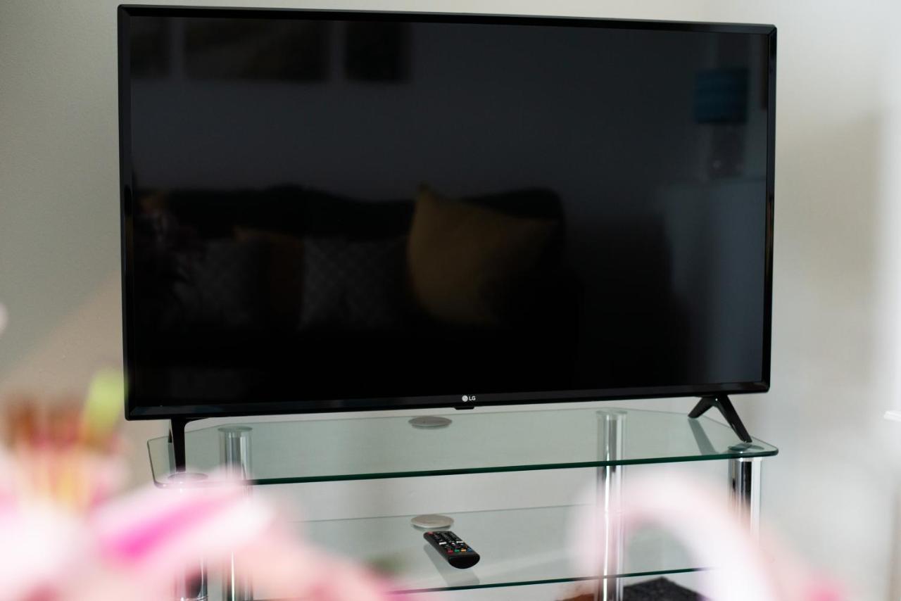 Parking, Smart Tv'S In All Rooms, Central Location 斯旺西 外观 照片